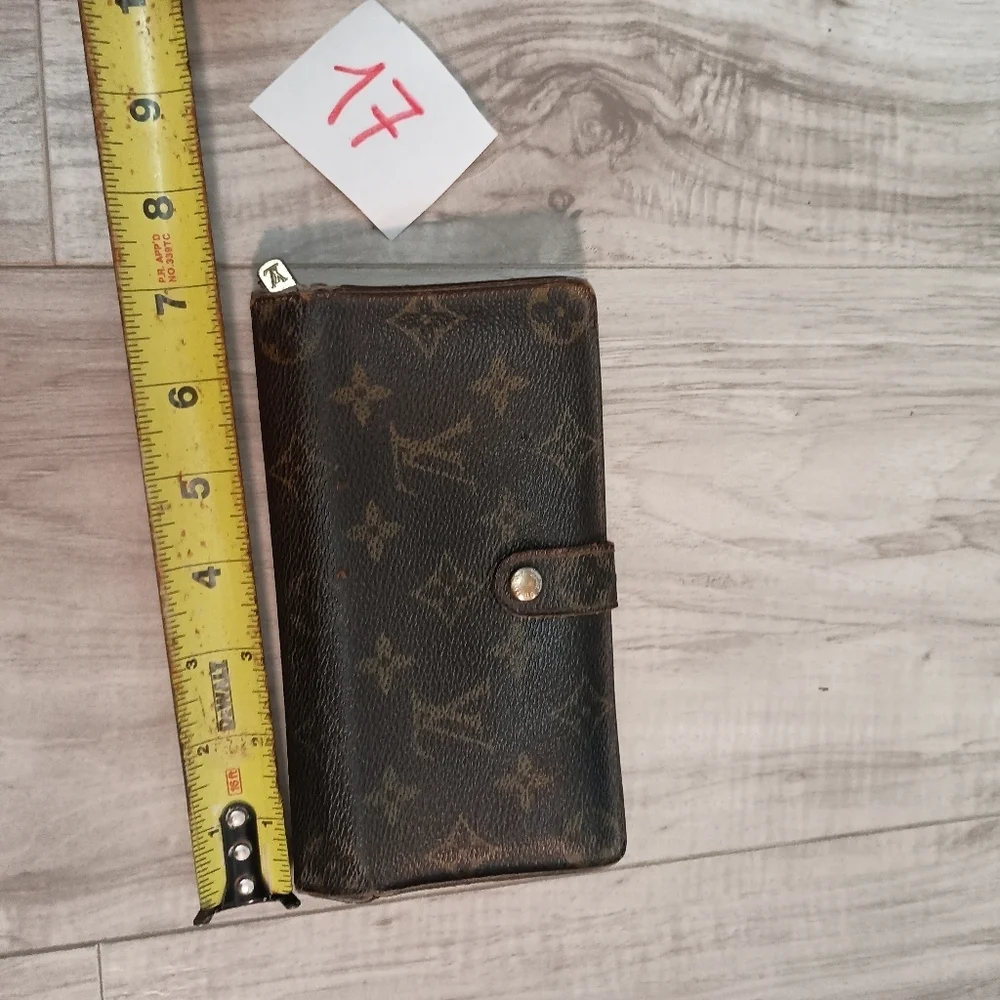 Authentic Louis Vuitton Viennois Kisslock Wallet - Picture 14 of 15